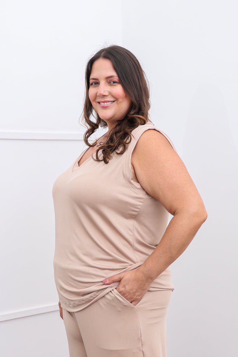 Regata Maxi Betina – Decote V em Malha Confort - Naguirre Shop